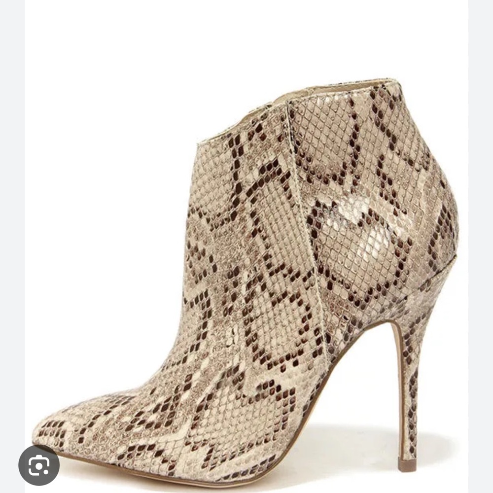 Steve Madden Grrand Cream and Black Snakeskin Booties
